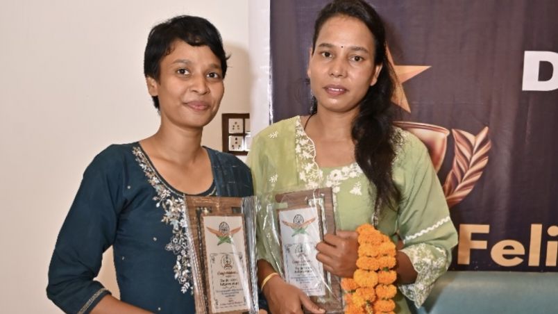 कठिनाइयों के बाद भी नहीं मानी हार, सगी बहनें बनीं सब इंस्पेक्टर